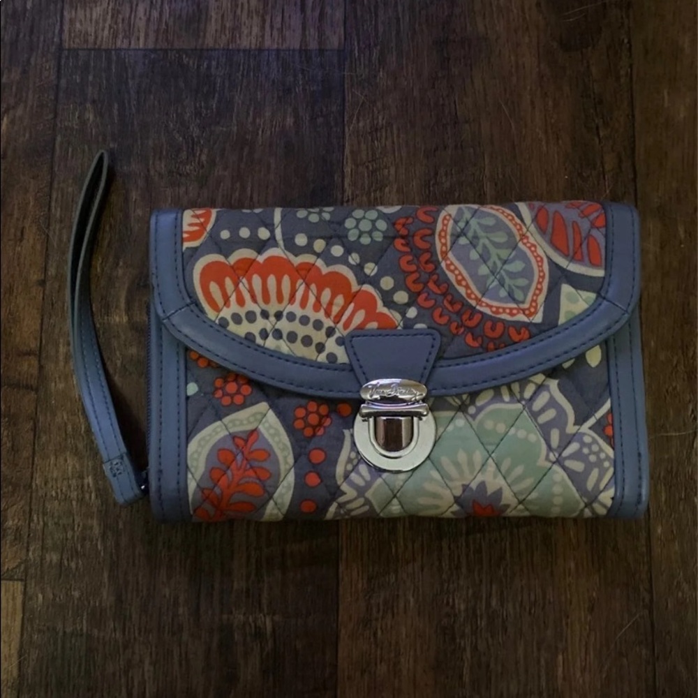 Stylish turn and lock wallet